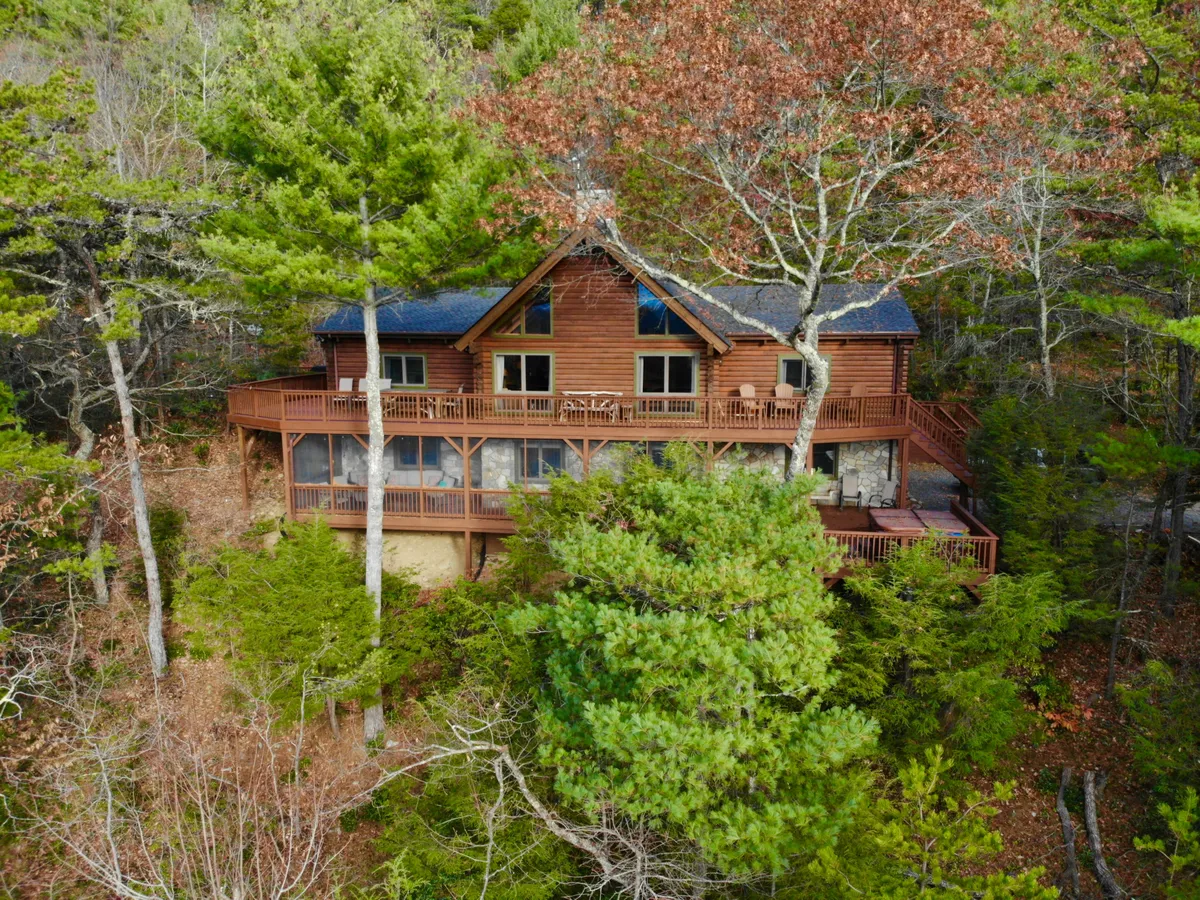This image showcases the wooden deck of Angel’s Envy, lined with large windows and surrounded by lush trees. The setting exudes tranquility and offers a glimpse of the indoor-outdoor connection, perfect for family gatherings and relaxing after a day spent exploring.